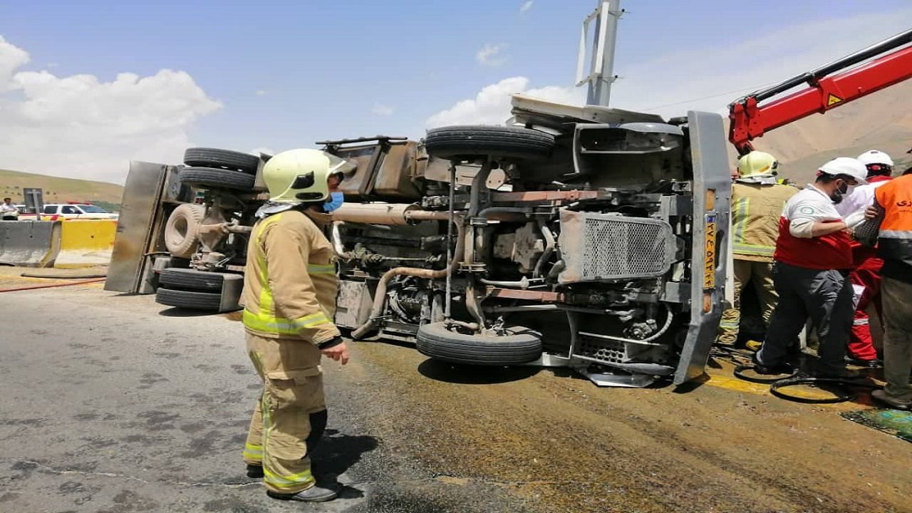جزئیات حادثه واژگونی تانکر حامل گازوئیل در جاده لواسان
